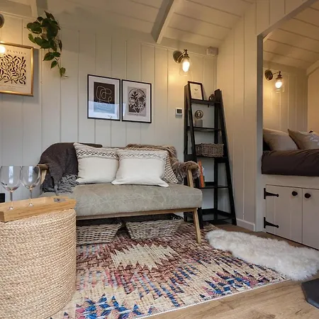 Luxury Shepherd's Hut In Private Orchard W/hot-tub * Bristol