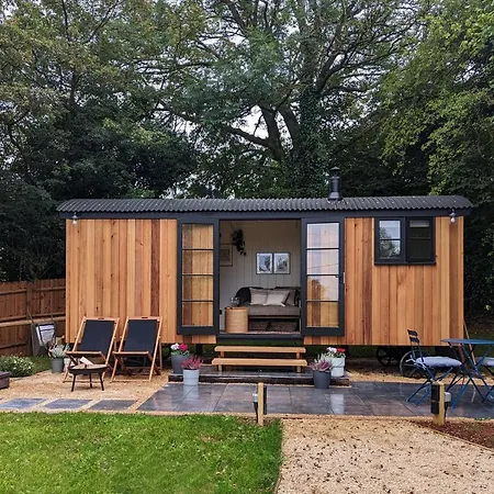 Luxury Shepherd's Hut In Private Orchard W/hot-tub Holiday home *