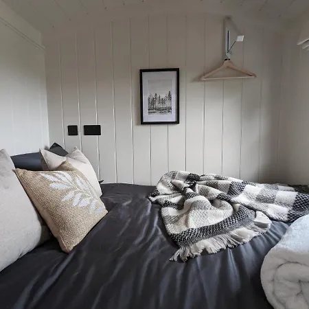 Luxury Shepherd's Hut In Private Orchard W/hot-tub Bristol