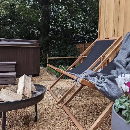 Luxury Shepherd's Hut In Private Orchard W/hot-tub Bristol