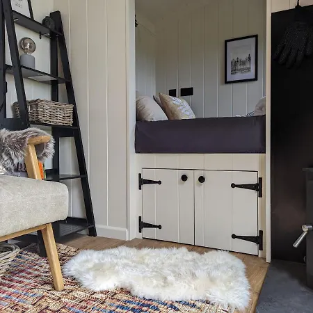 Holiday home Luxury Shepherd's Hut In Private Orchard W/hot-tub *
